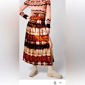 Smythe skirt. Inverted pleats midi length